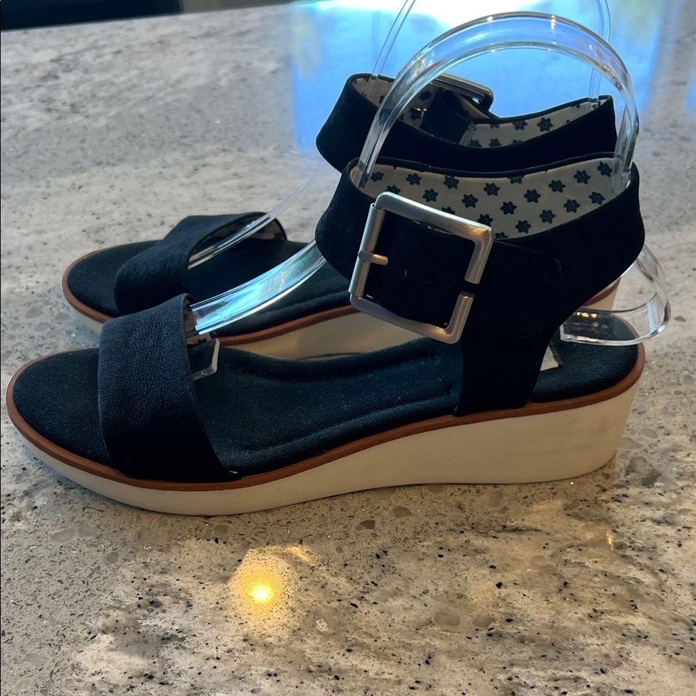 Ellen Degeneres Black Leather and White Wedge Sandals 7 - Picture 5 of 11